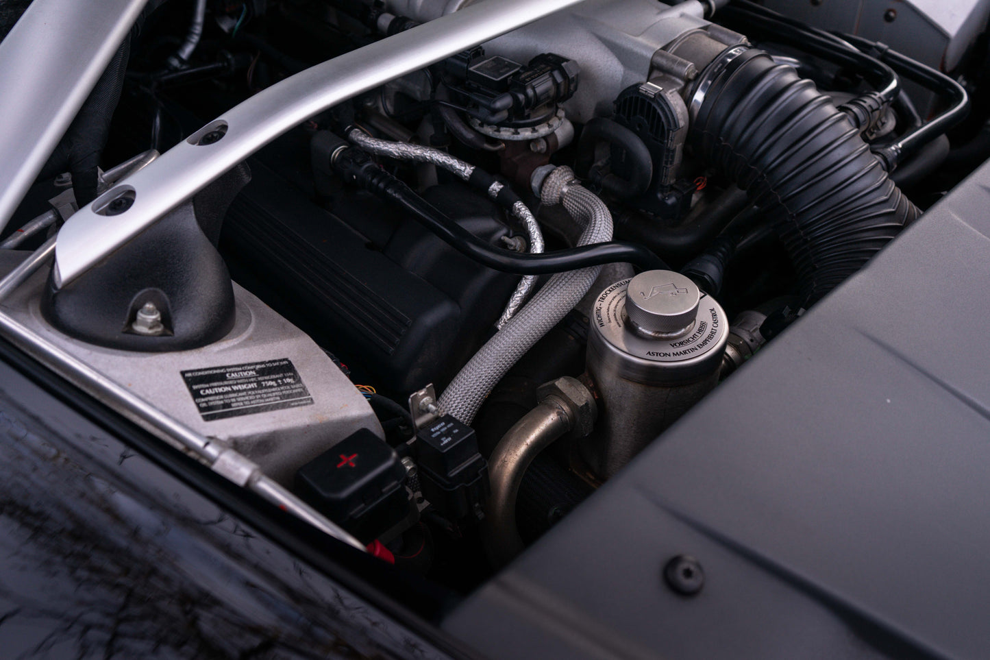 ASTON MARTIN V8 VANTAGE ROADSTER „Schaltgetriebe“