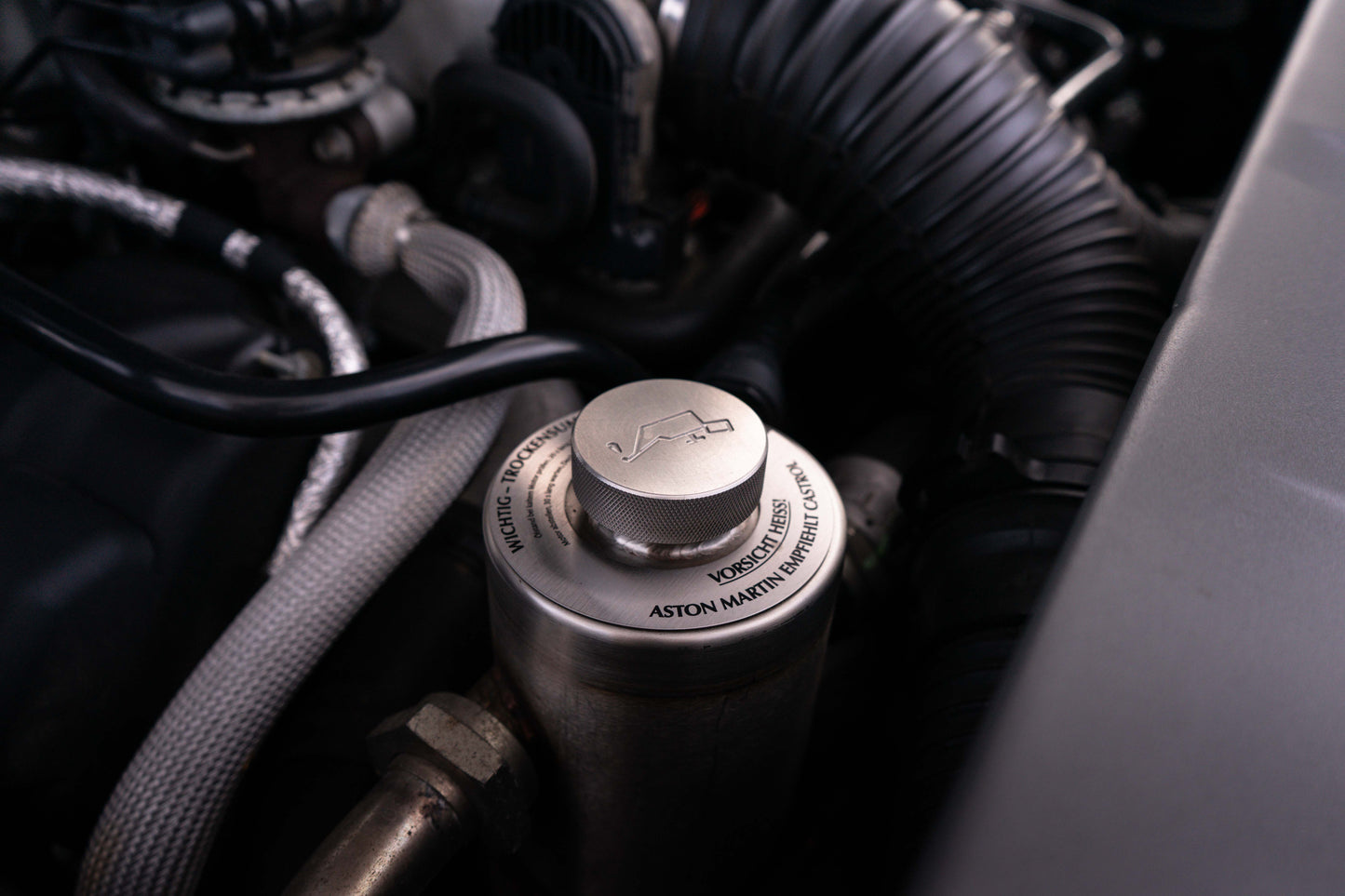 ASTON MARTIN V8 VANTAGE ROADSTER „Schaltgetriebe“