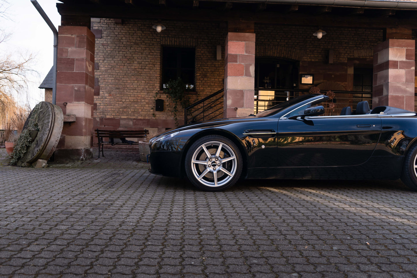 ASTON MARTIN V8 VANTAGE ROADSTER „Schaltgetriebe“