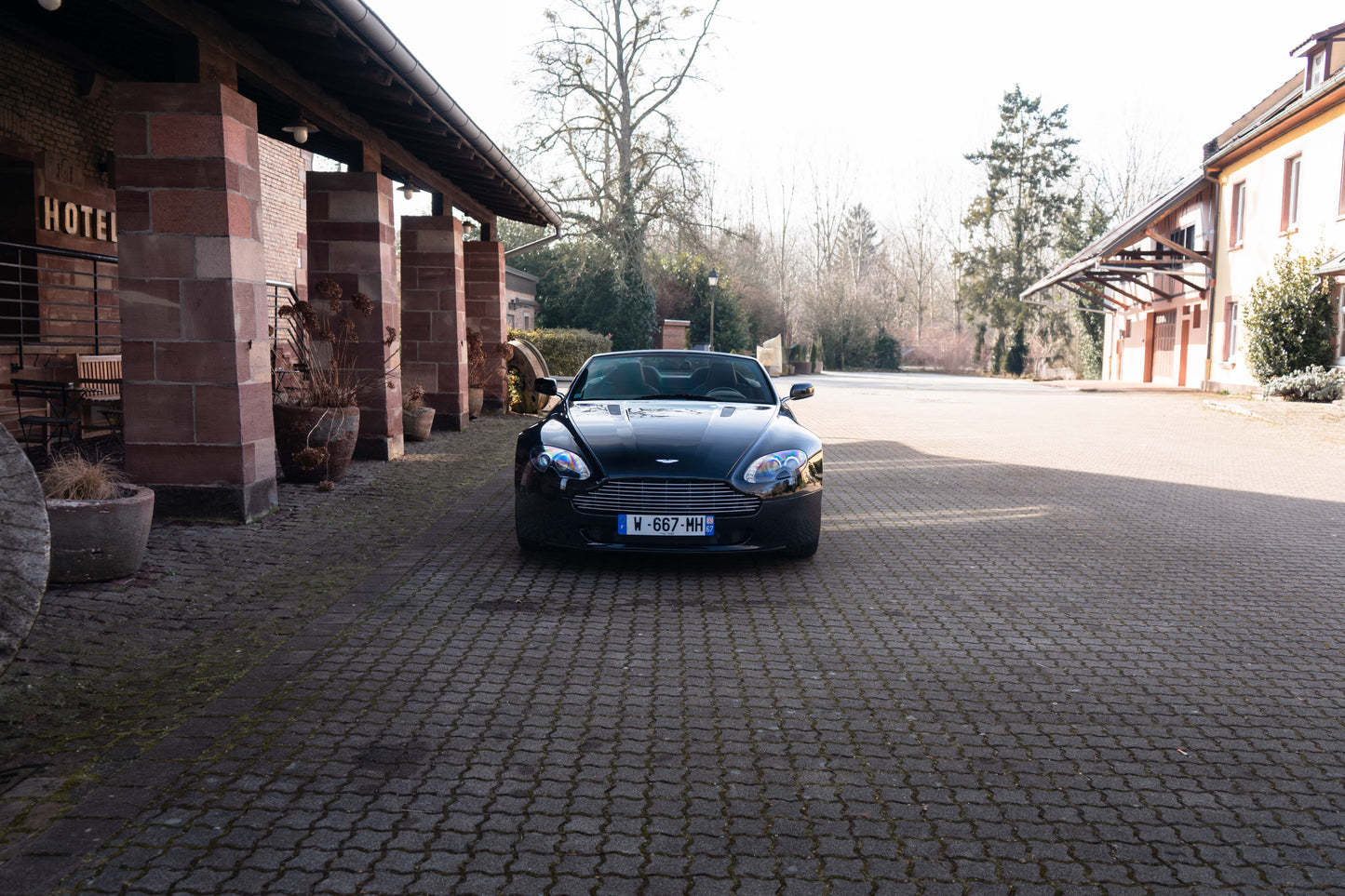 ASTON MARTIN V8 VANTAGE ROADSTER „Schaltgetriebe“