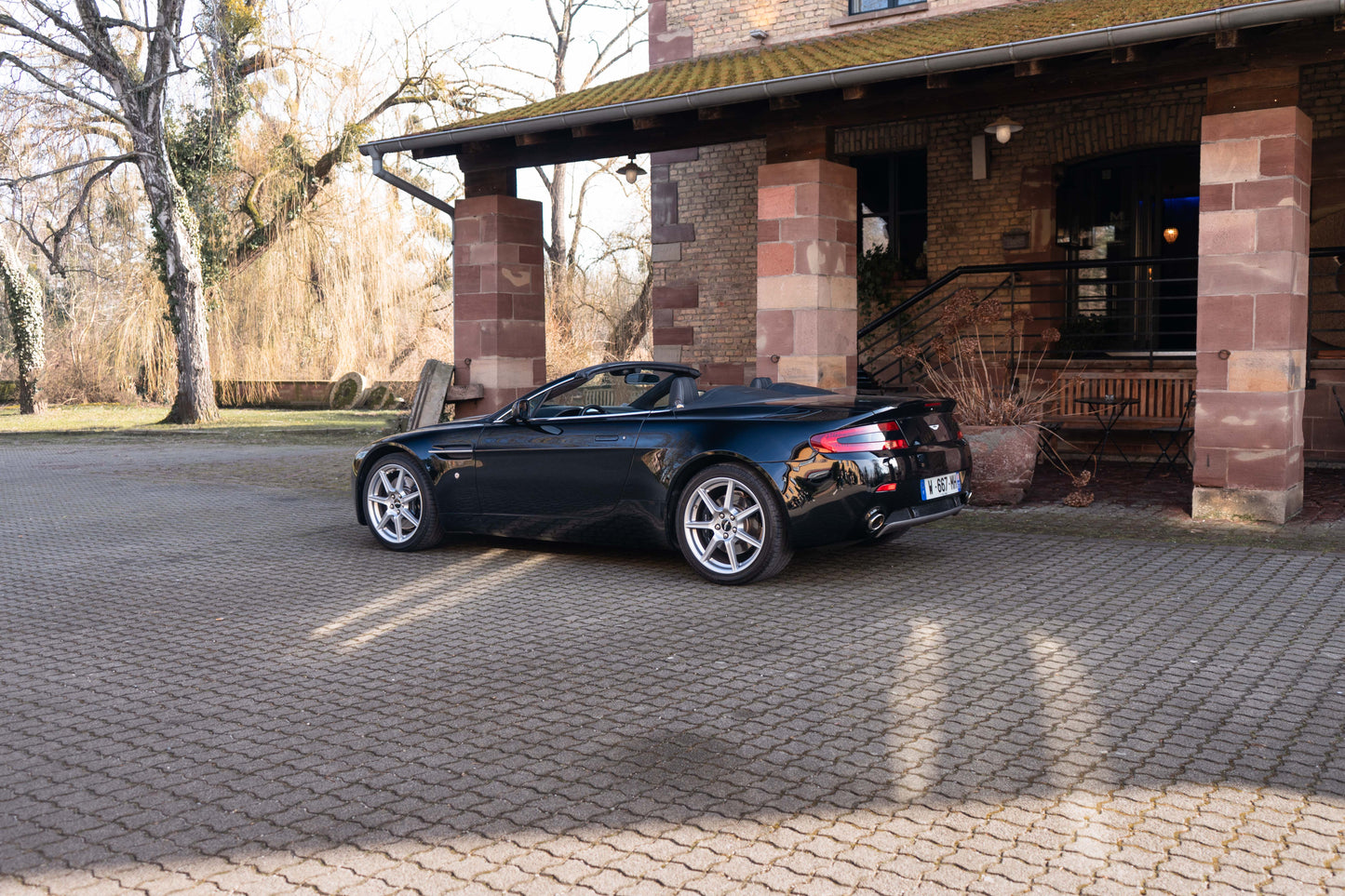 ASTON MARTIN V8 VANTAGE ROADSTER „Schaltgetriebe“