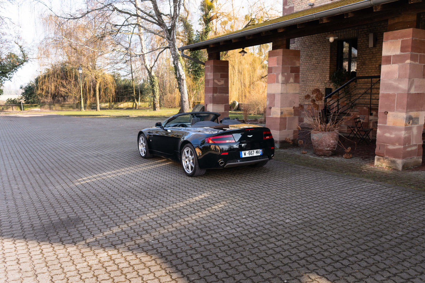 ASTON MARTIN V8 VANTAGE ROADSTER „Schaltgetriebe“