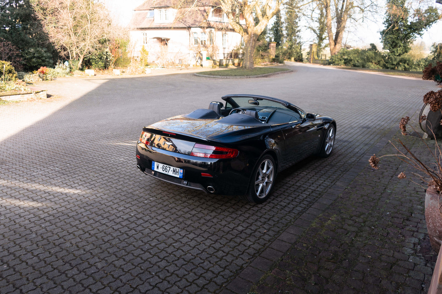 ASTON MARTIN V8 VANTAGE ROADSTER „Schaltgetriebe“