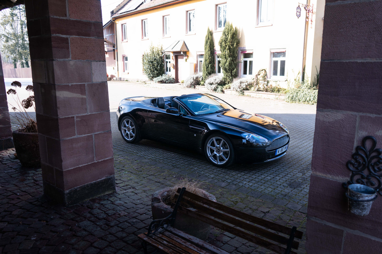 ASTON MARTIN V8 VANTAGE ROADSTER „Schaltgetriebe“