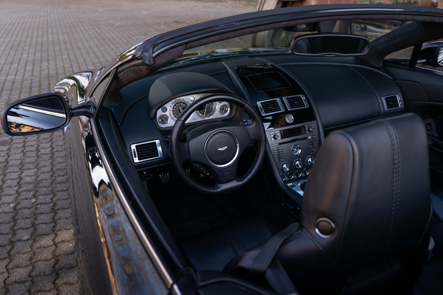 ASTON MARTIN V8 VANTAGE ROADSTER „Schaltgetriebe“