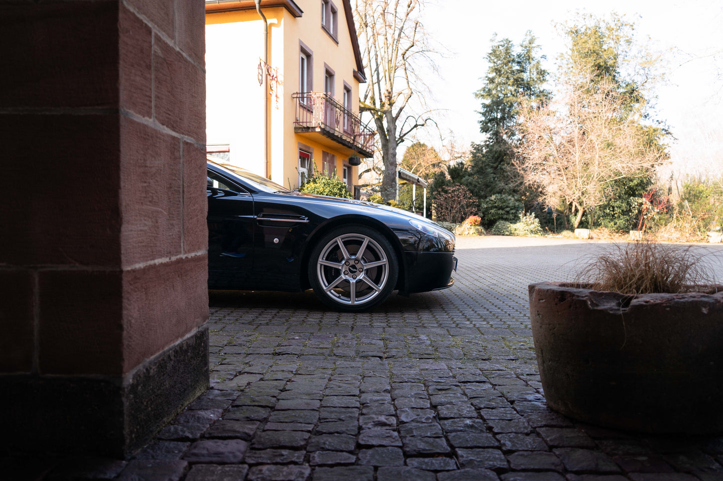 ASTON MARTIN V8 VANTAGE ROADSTER „Schaltgetriebe“