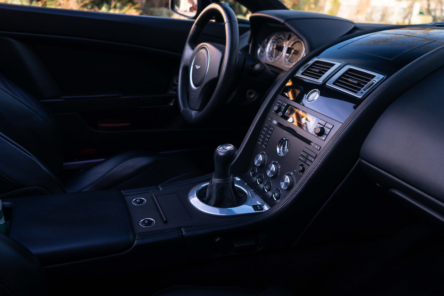 ASTON MARTIN V8 VANTAGE ROADSTER „Schaltgetriebe“