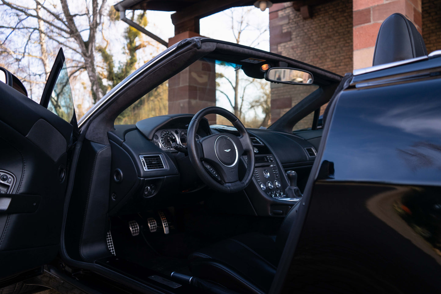 ASTON MARTIN V8 VANTAGE ROADSTER „Schaltgetriebe“