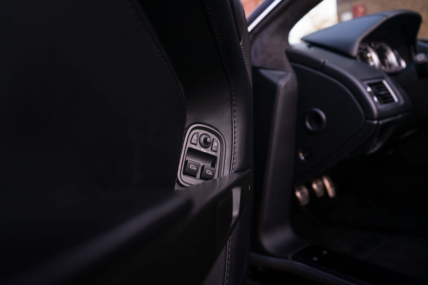 ASTON MARTIN V8 VANTAGE ROADSTER „Schaltgetriebe“