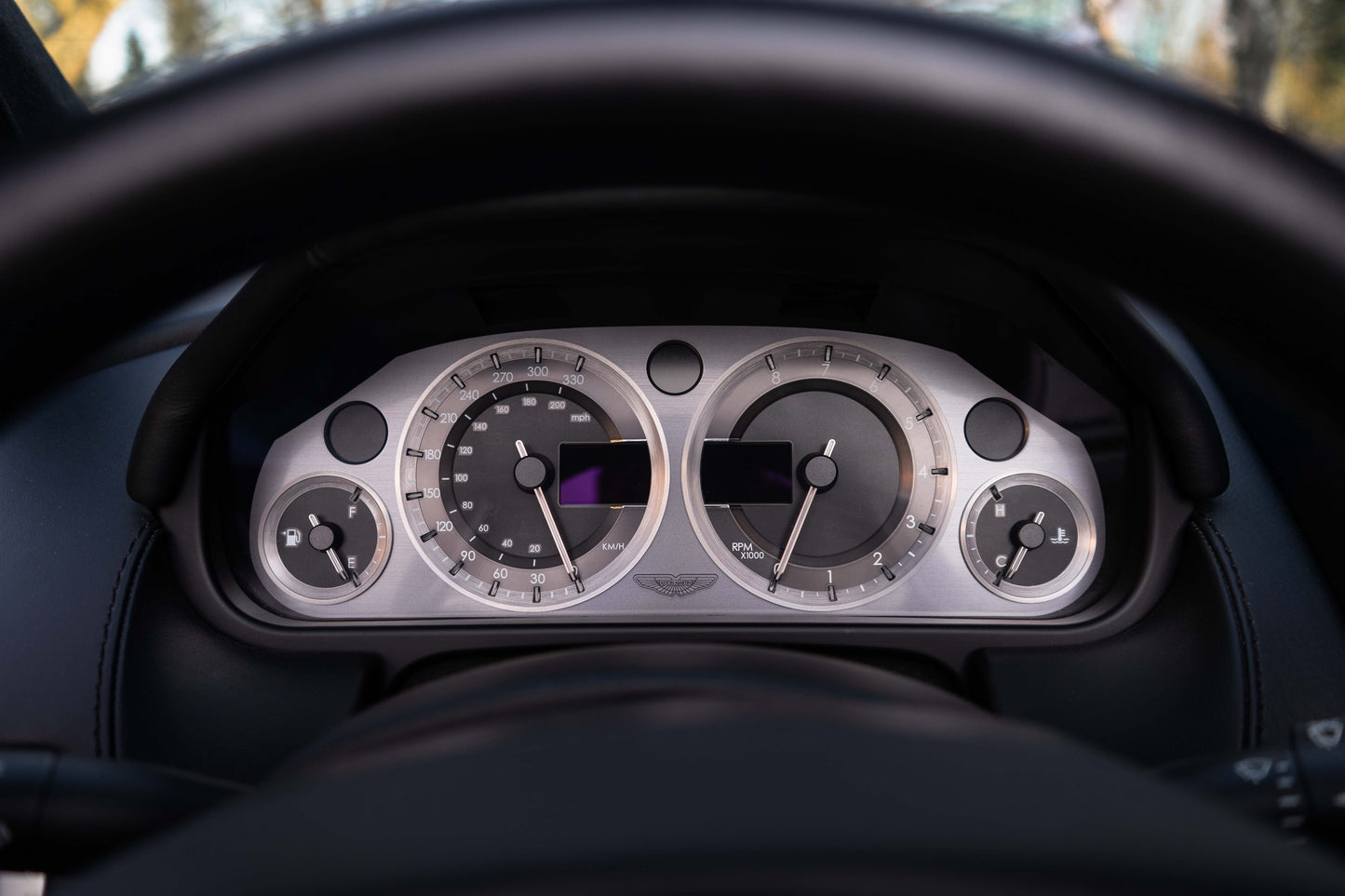 ASTON MARTIN V8 VANTAGE ROADSTER „Schaltgetriebe“