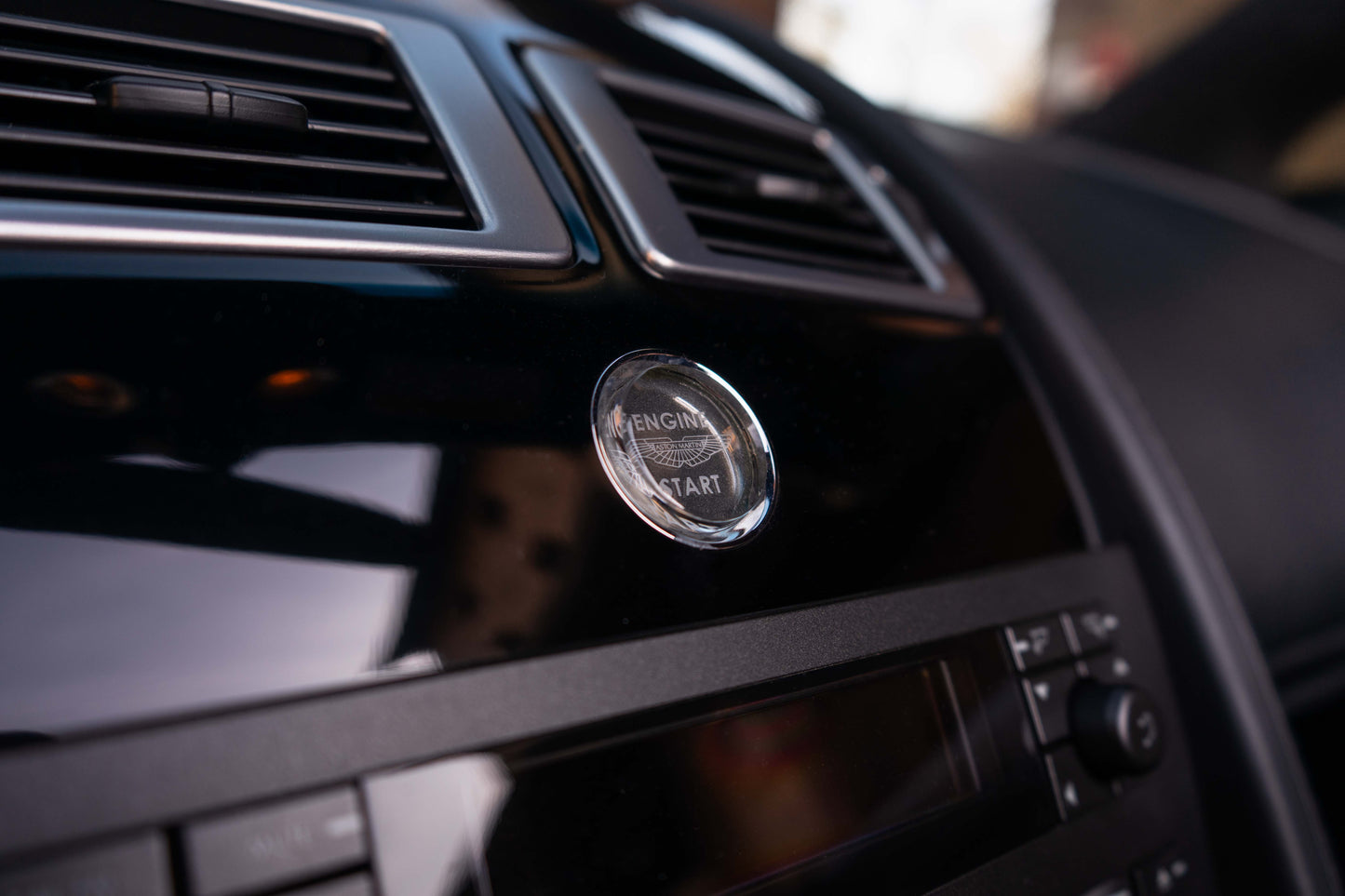 ASTON MARTIN V8 VANTAGE ROADSTER „Schaltgetriebe“
