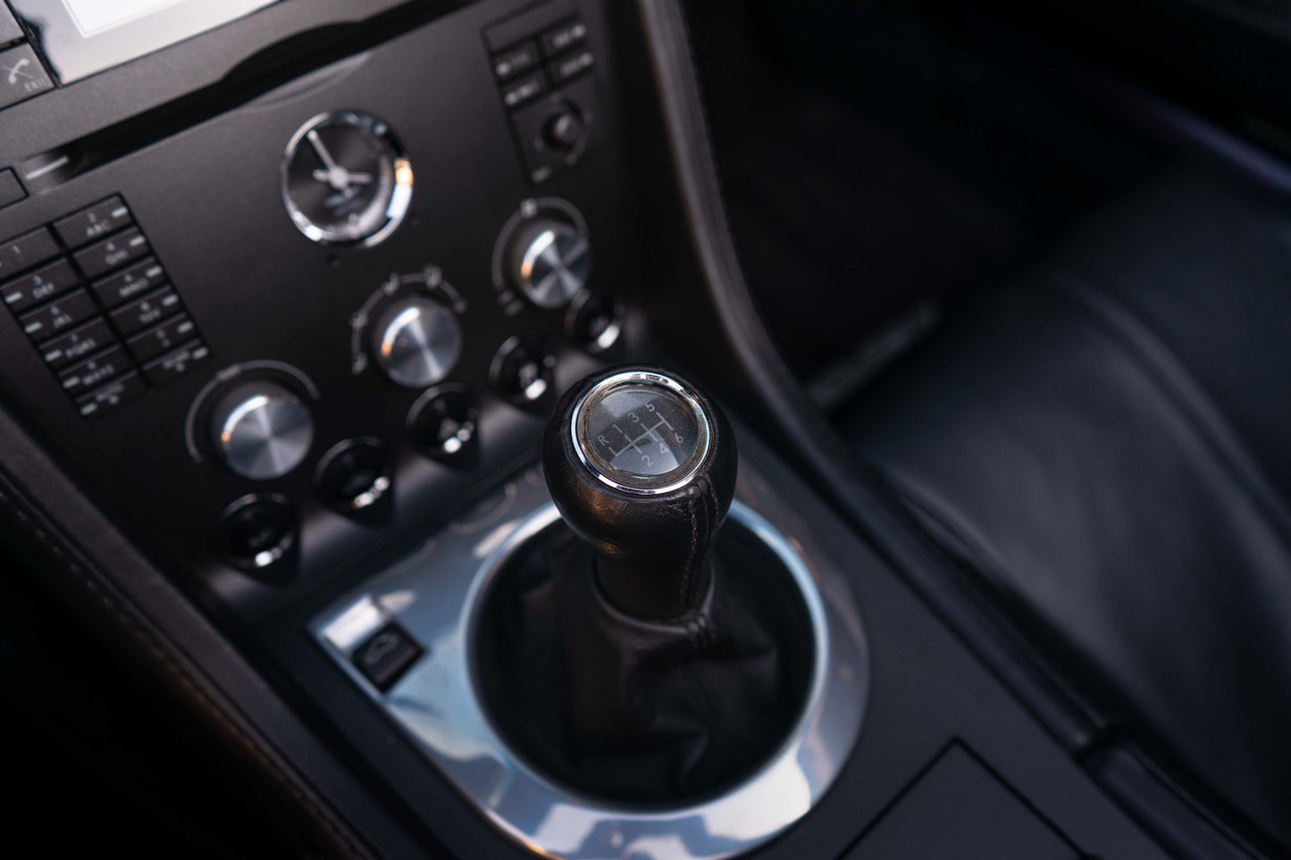 ASTON MARTIN V8 VANTAGE ROADSTER „Schaltgetriebe“