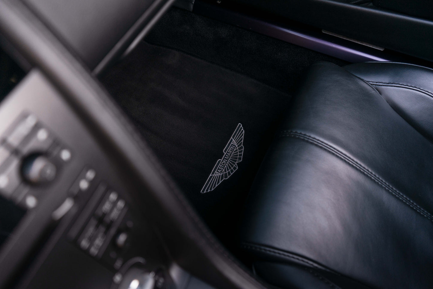ASTON MARTIN V8 VANTAGE ROADSTER „Schaltgetriebe“