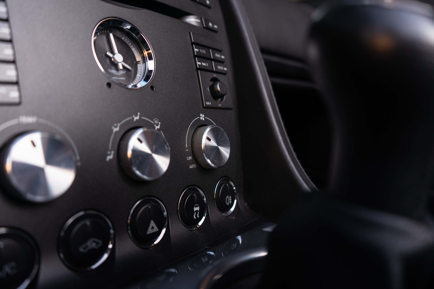 ASTON MARTIN V8 VANTAGE ROADSTER „Schaltgetriebe“