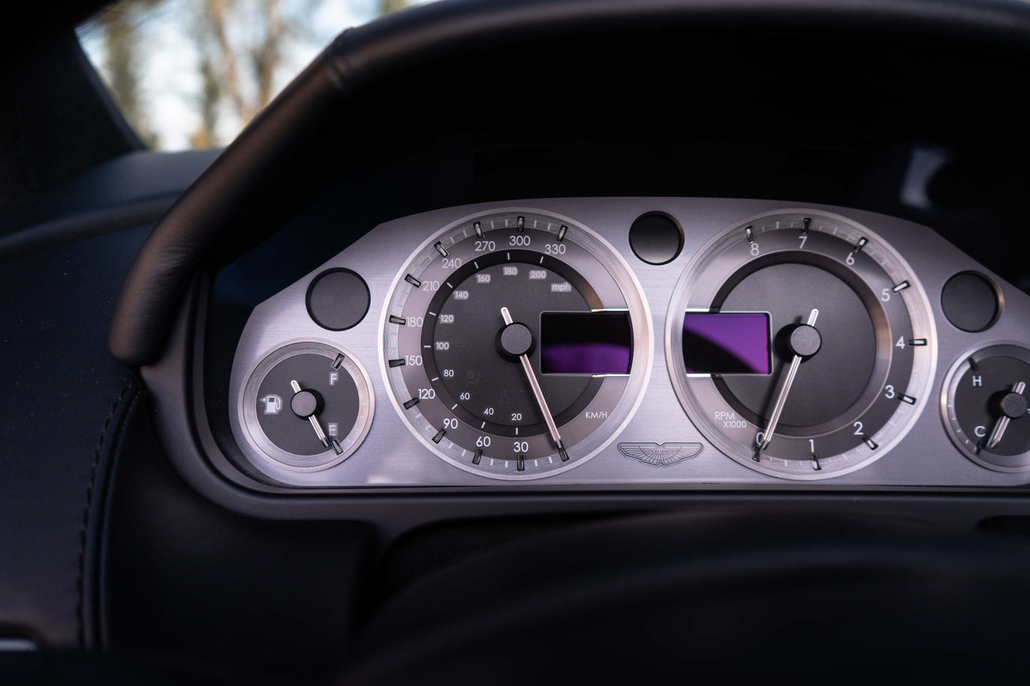 ASTON MARTIN V8 VANTAGE ROADSTER „Schaltgetriebe“