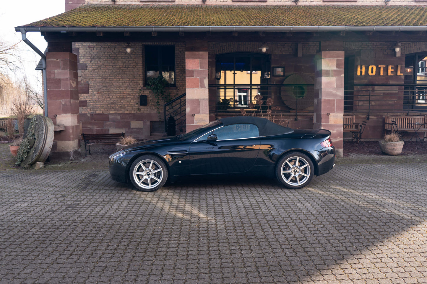 ASTON MARTIN V8 VANTAGE ROADSTER „Schaltgetriebe“