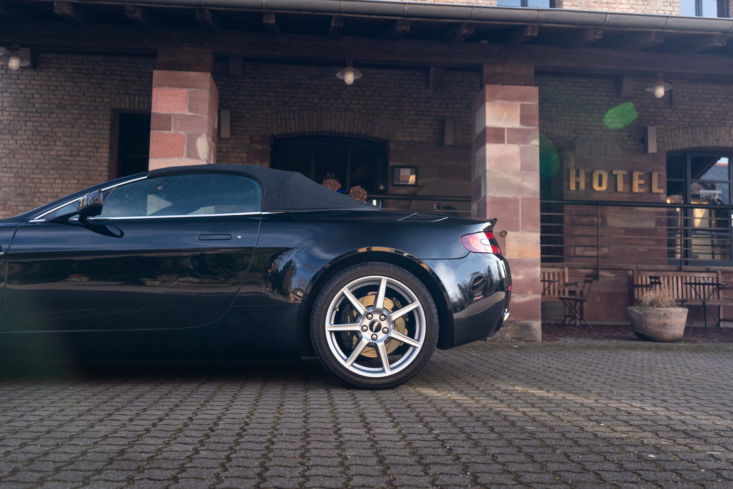 ASTON MARTIN V8 VANTAGE ROADSTER „Schaltgetriebe“