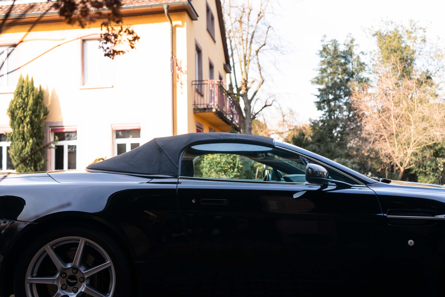 ASTON MARTIN V8 VANTAGE ROADSTER „Schaltgetriebe“