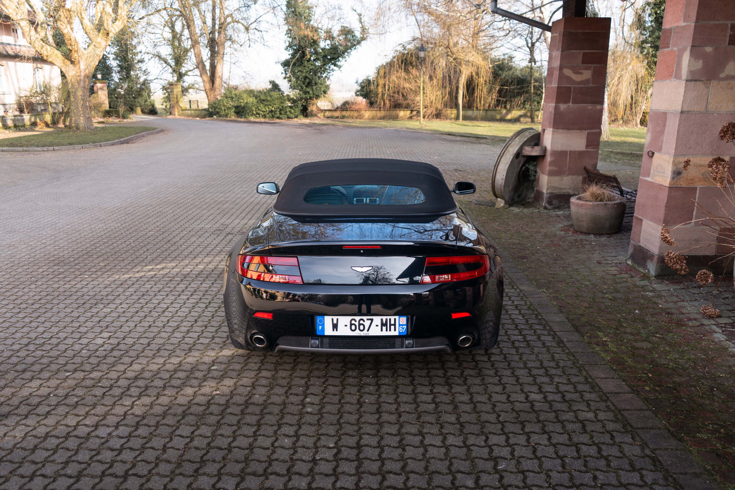 ASTON MARTIN V8 VANTAGE ROADSTER „Schaltgetriebe“