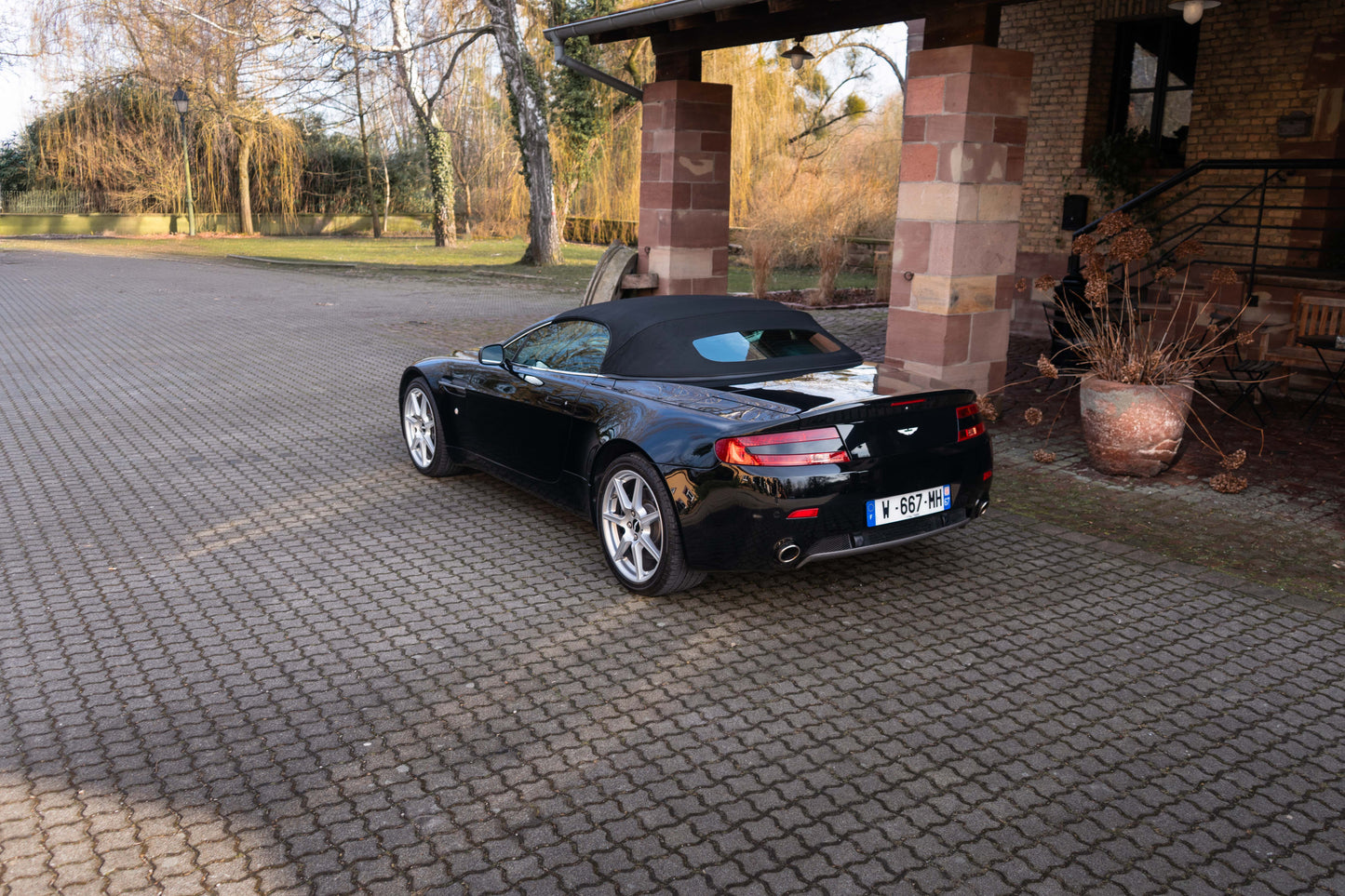 ASTON MARTIN V8 VANTAGE ROADSTER „Schaltgetriebe“