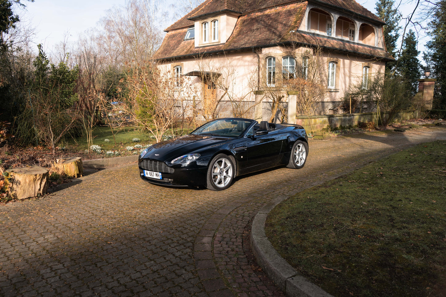 ASTON MARTIN V8 VANTAGE ROADSTER „Schaltgetriebe“