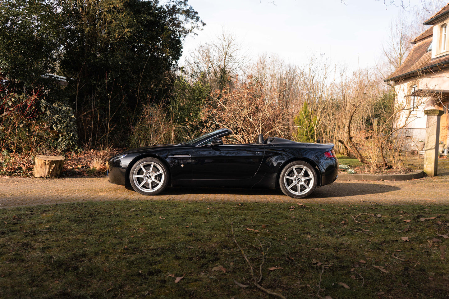 ASTON MARTIN V8 VANTAGE ROADSTER „Schaltgetriebe“