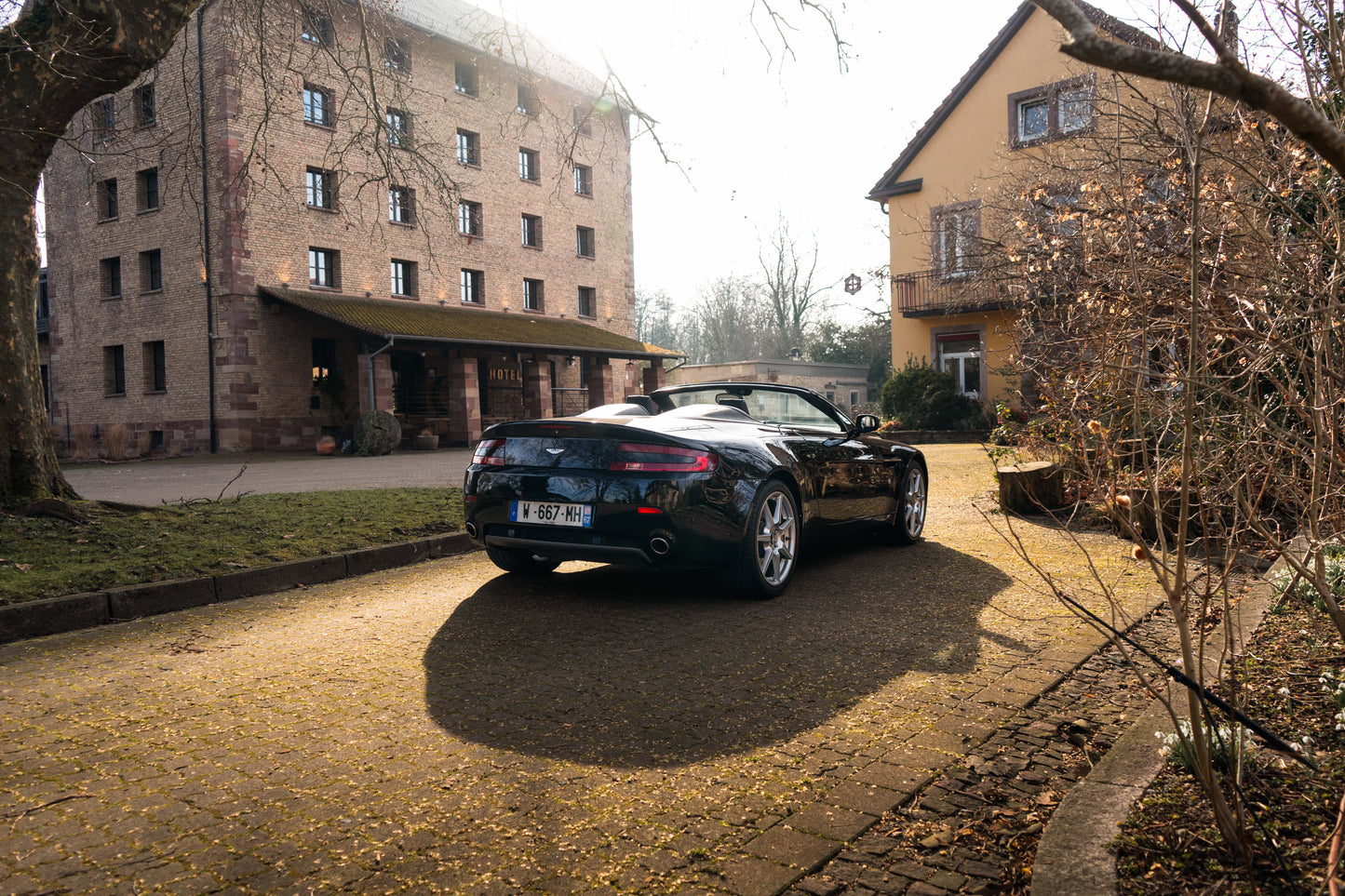 ASTON MARTIN V8 VANTAGE ROADSTER „Schaltgetriebe“