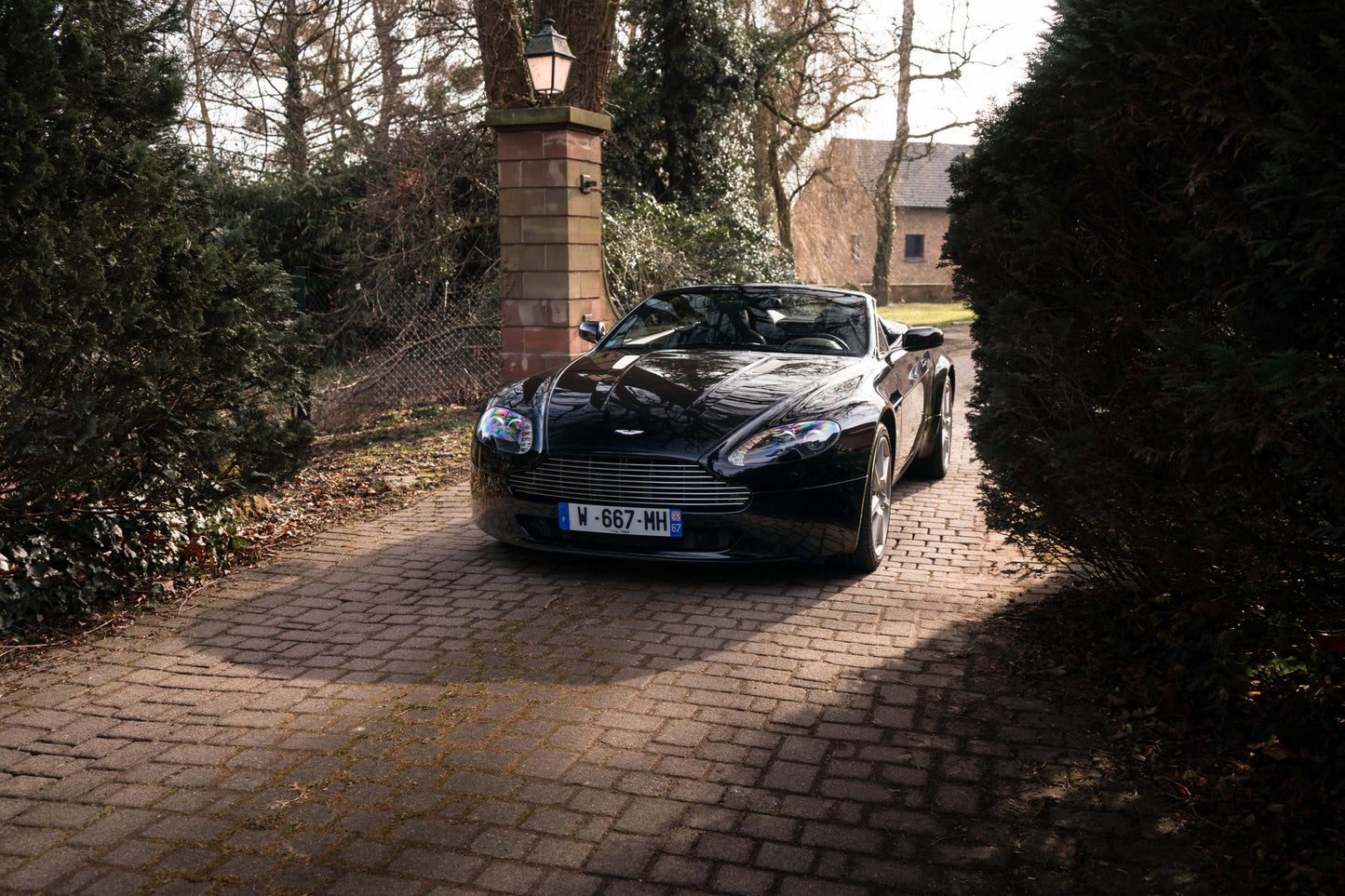 ASTON MARTIN V8 VANTAGE ROADSTER „Schaltgetriebe“