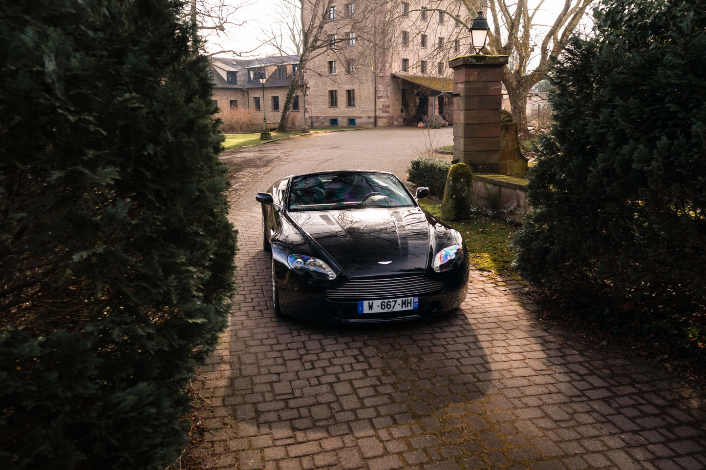 ASTON MARTIN V8 VANTAGE ROADSTER „Schaltgetriebe“