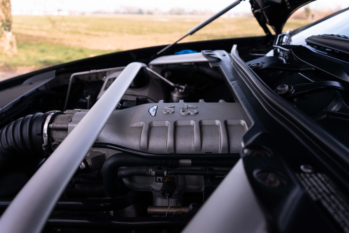 ASTON MARTIN V8 VANTAGE ROADSTER „Schaltgetriebe“