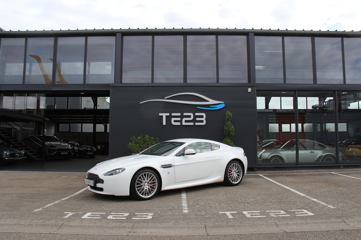 ASTON MARTIN V8 VANTAGE