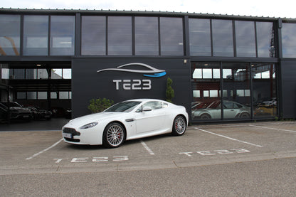 ASTON MARTIN V8 VANTAGE