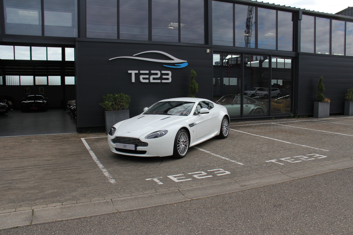 ASTON MARTIN V8 VANTAGE