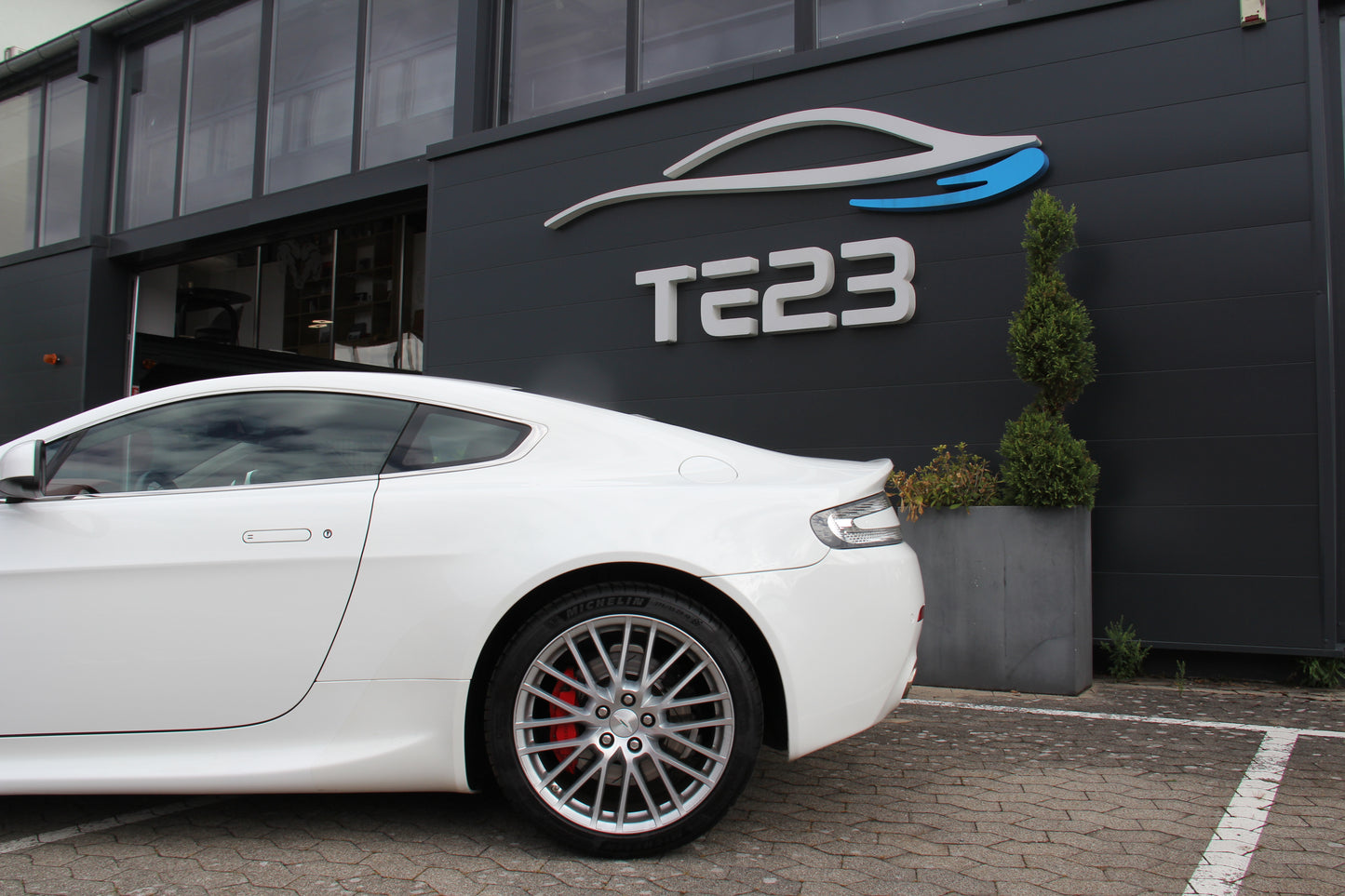 ASTON MARTIN V8 VANTAGE
