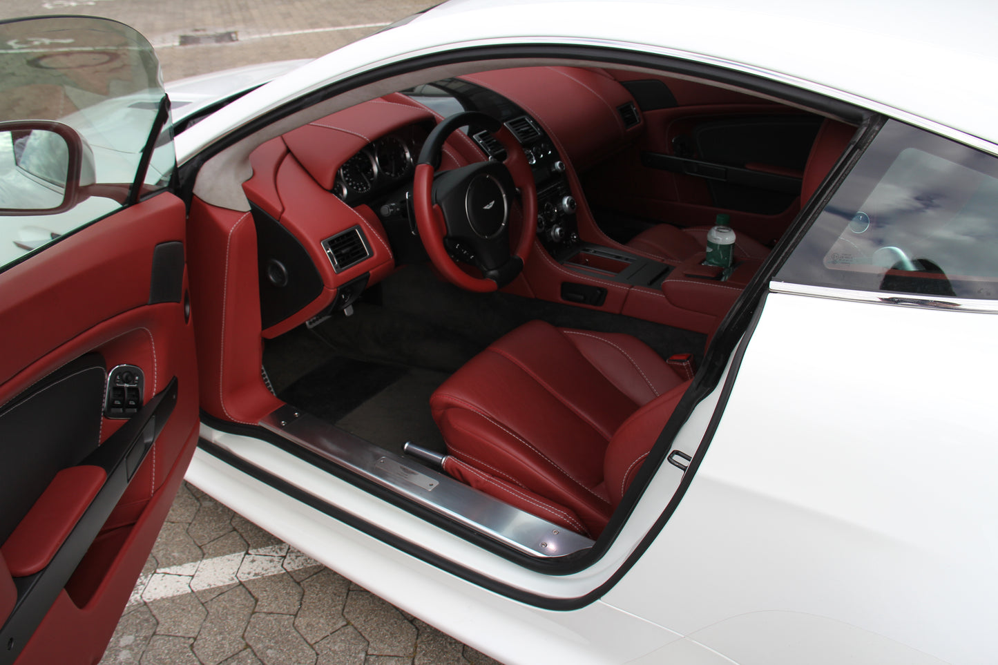 ASTON MARTIN V8 VANTAGE