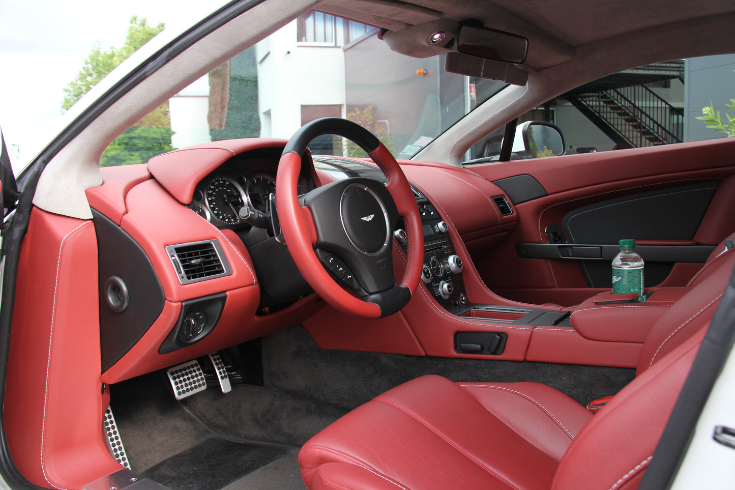 ASTON MARTIN V8 VANTAGE