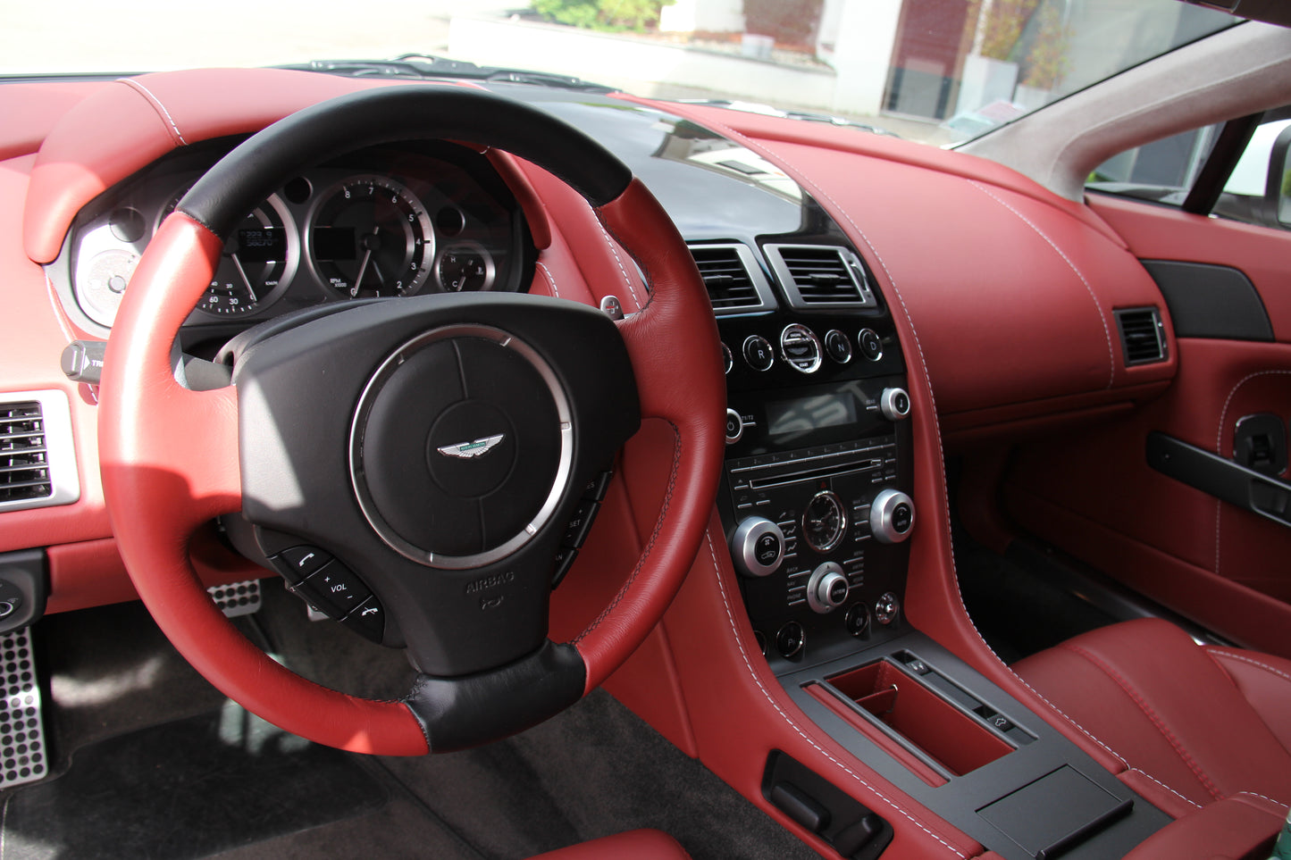 ASTON MARTIN V8 VANTAGE
