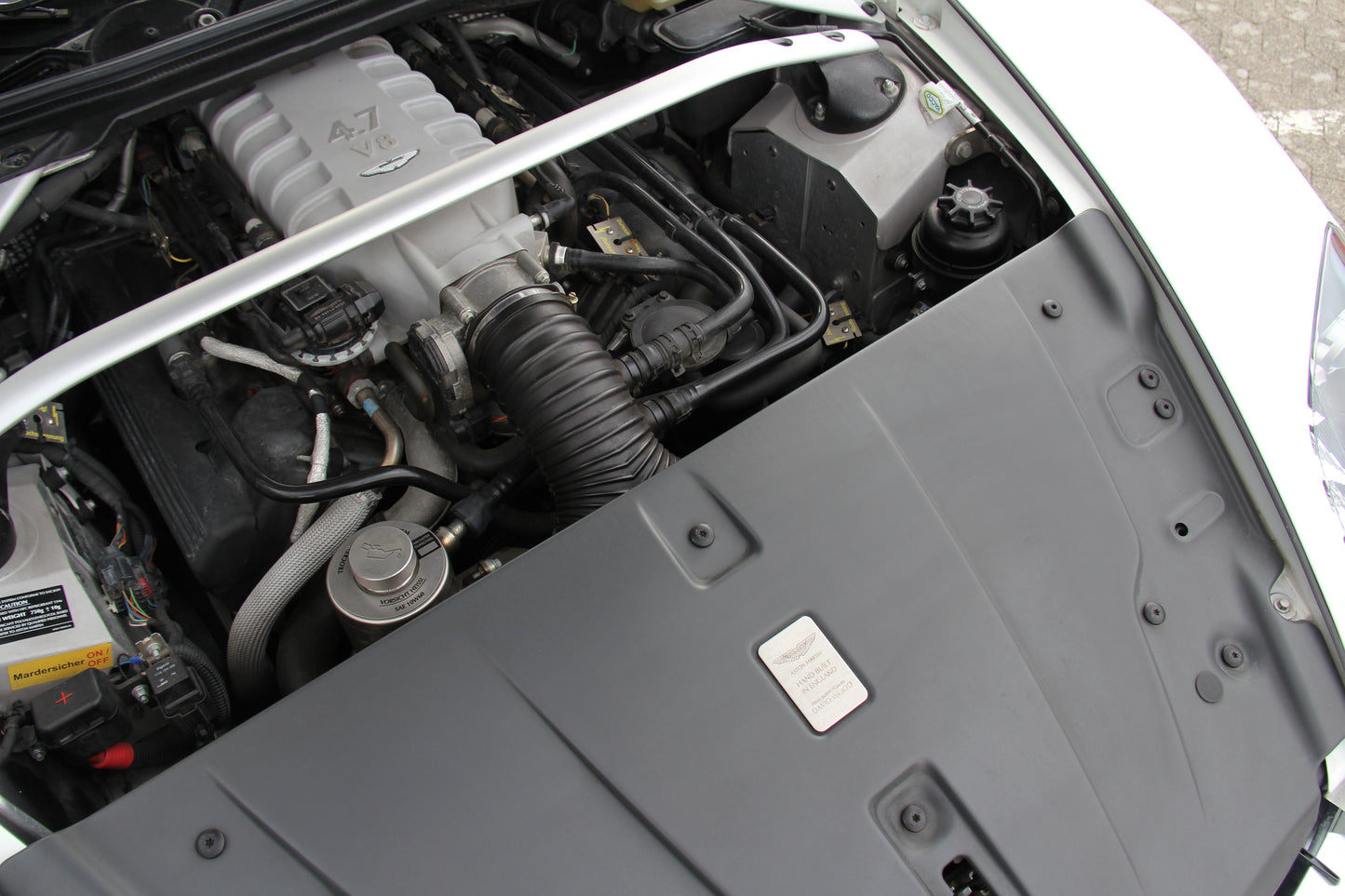 ASTON MARTIN V8 VANTAGE