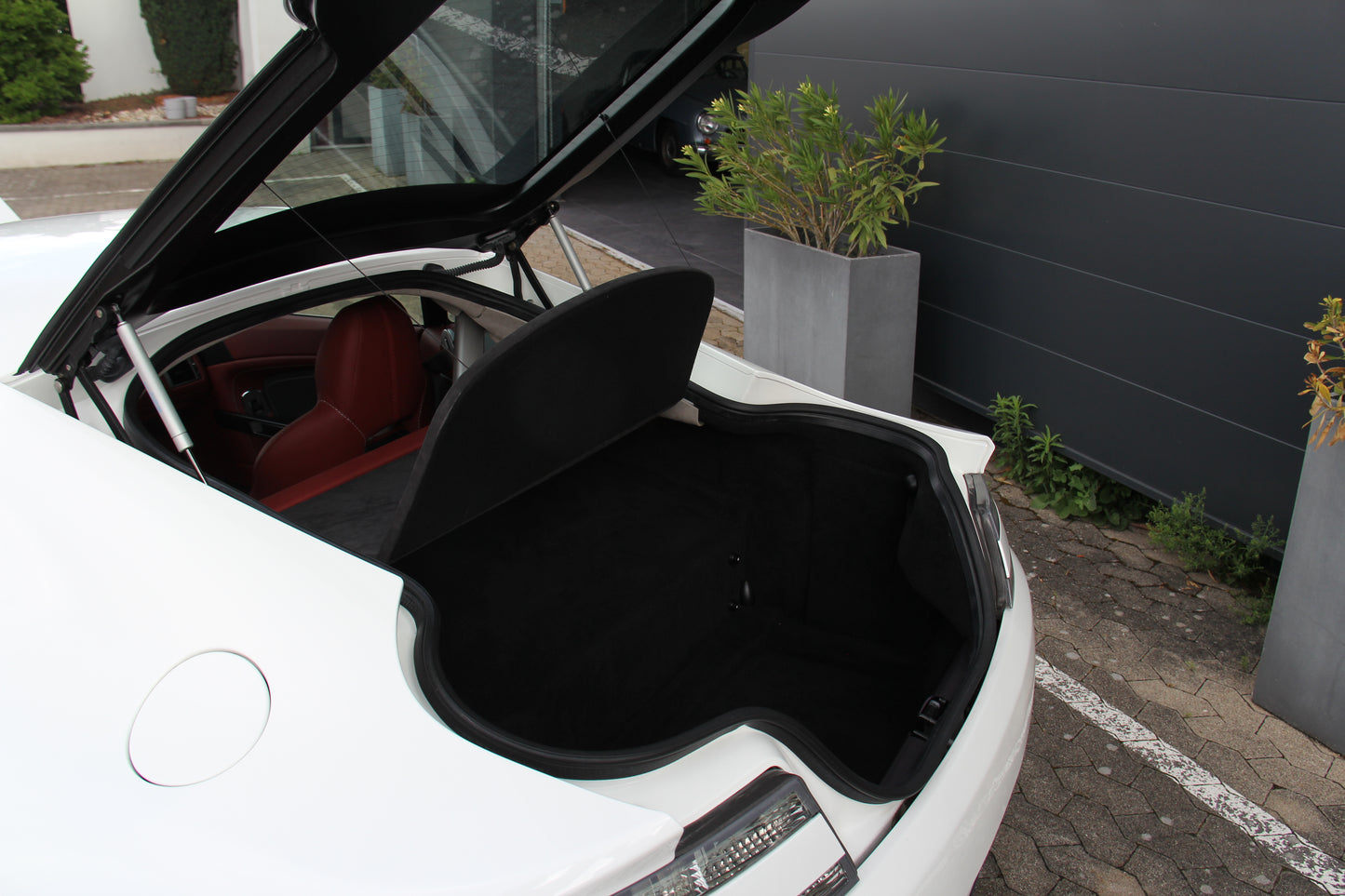 ASTON MARTIN V8 VANTAGE